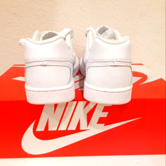 Nike - Picture 4 of 4